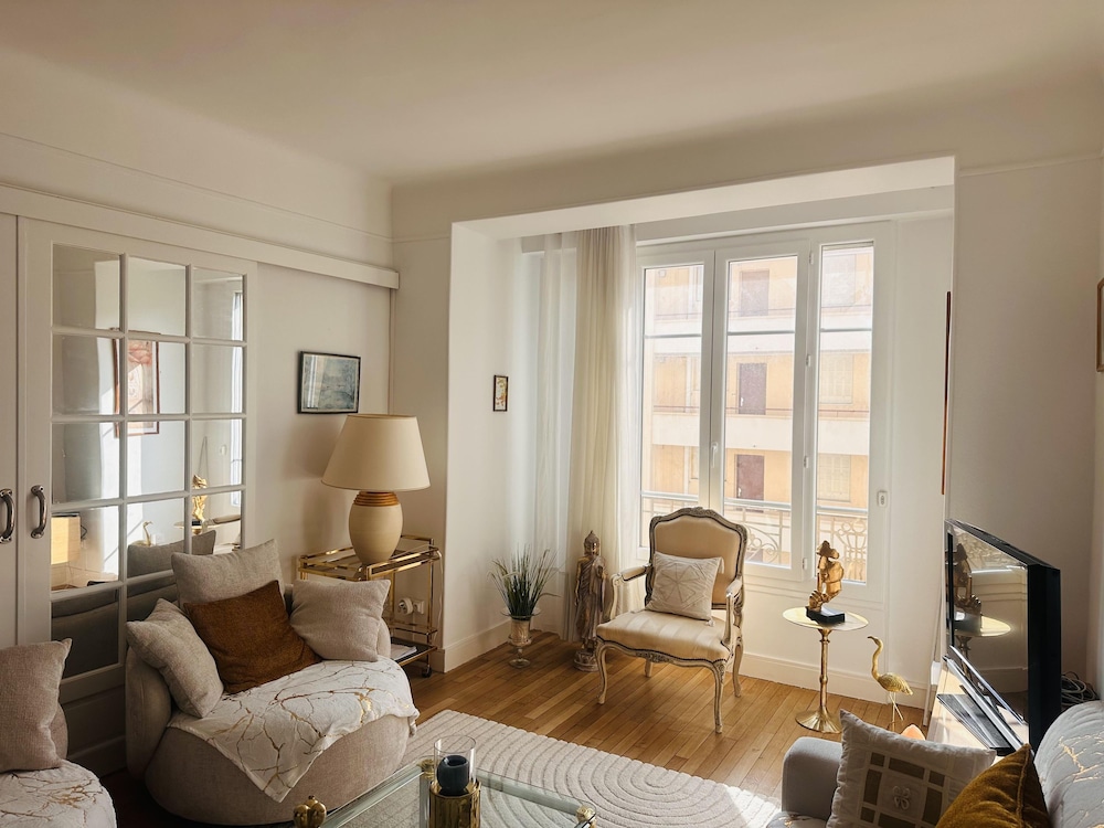 One Bedroom Apartment in Cannes Center a few Steps From the Croisette and the Martinez Hotel - 2032
