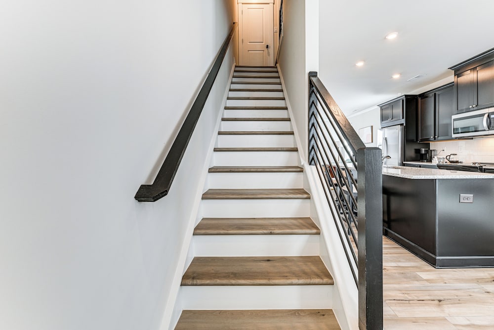 2 Mi to Uptown Charlotte: Townhome w/ Balconies!