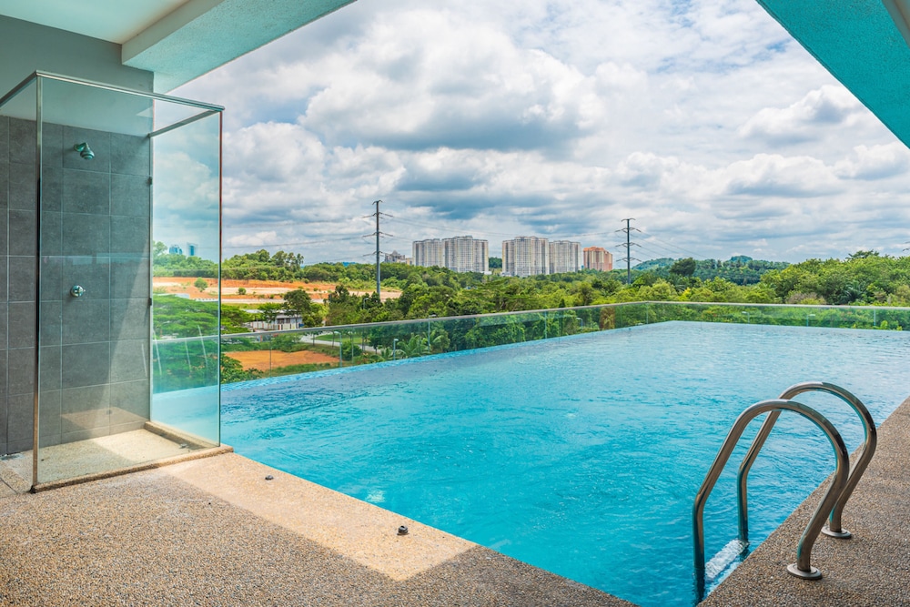 8500SF Rooftop Pool & Gym at Cyberjaya photo 2