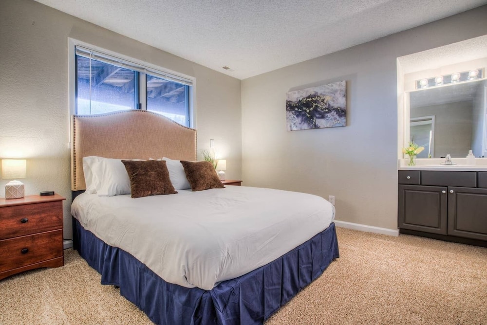 Mountain Viewsclose to Townhot-tubpet-friendly5 BR view 5
