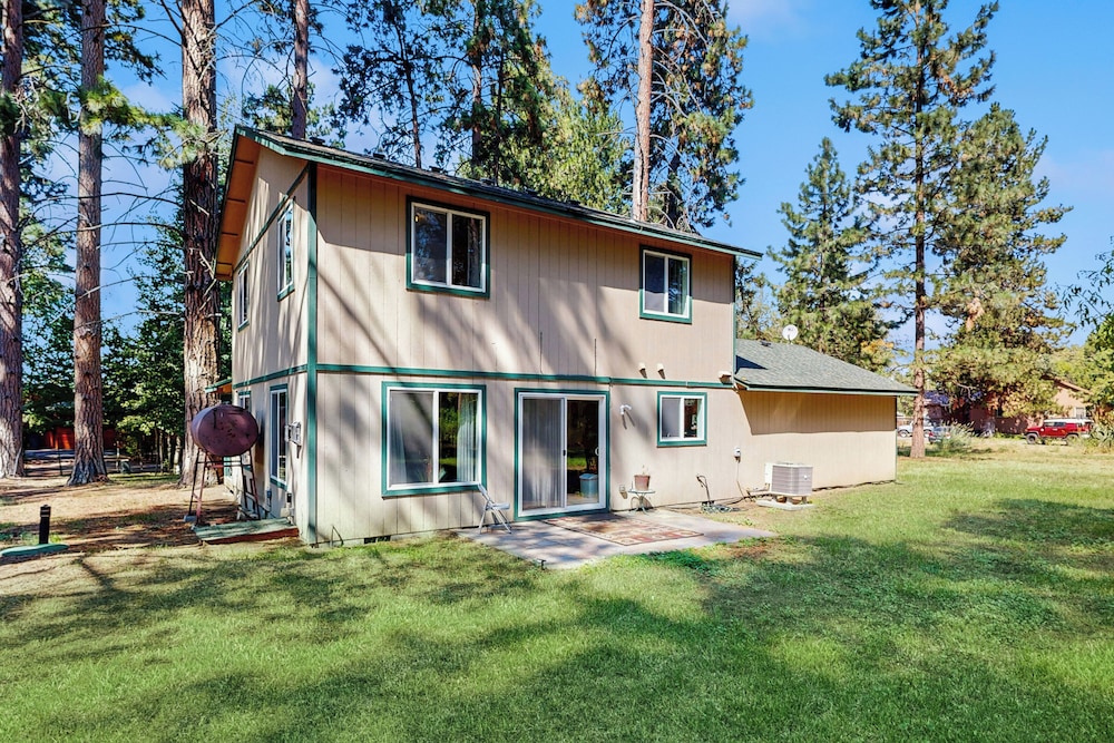 3BR House w/ Lake Views, Full Kitchen, A/C & Wifi
