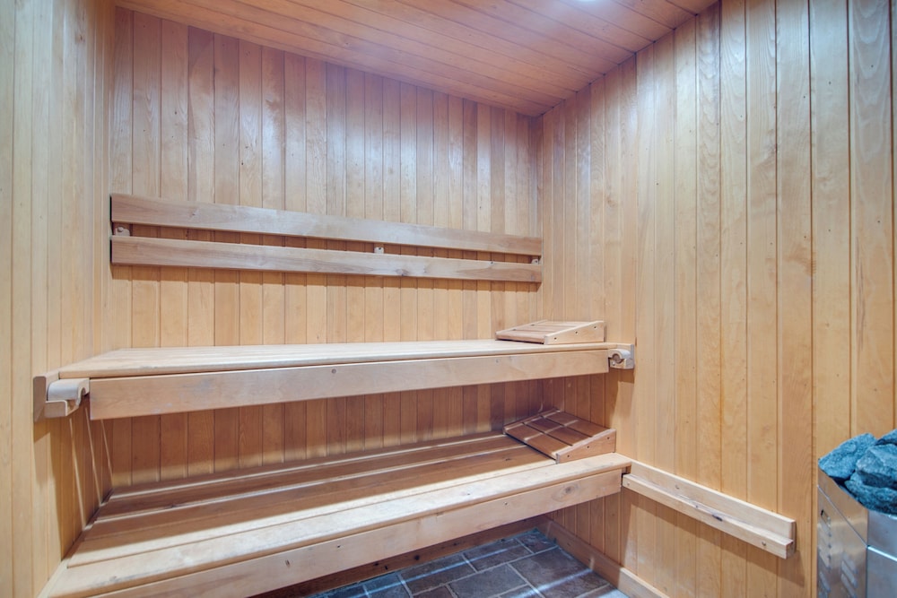 Hot Tub & Sauna: Hoffman Estates Villa in Elgin!