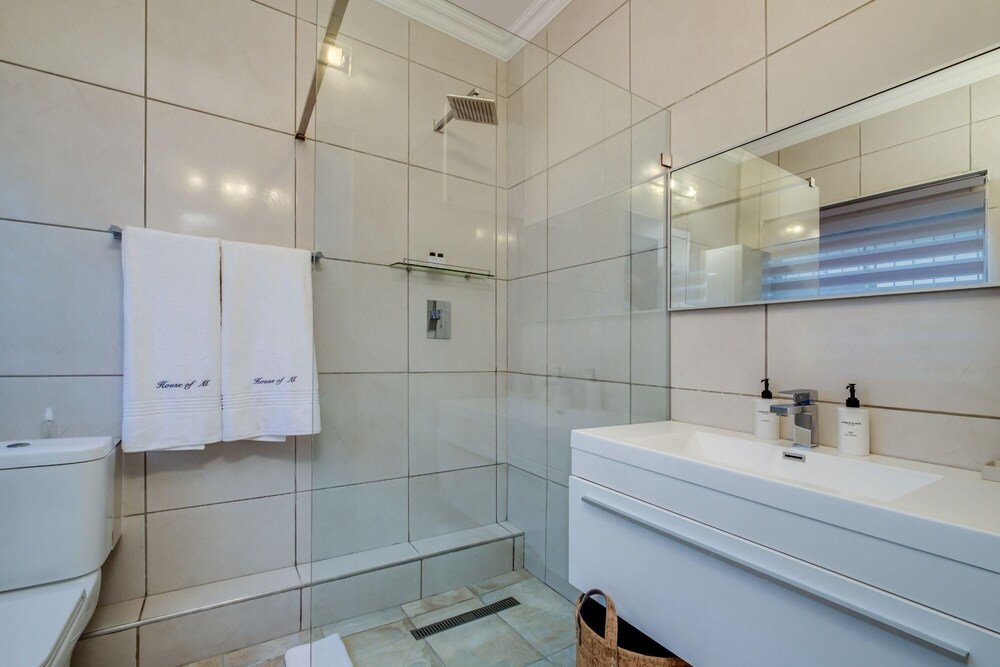Contemporary Holiday Home in the Heart of Green Point House of M view 3