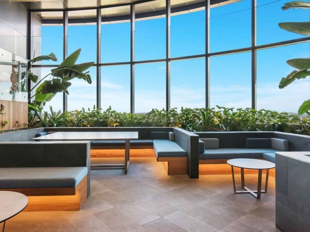 2BR Luxury Skytower Views CBD Pool Gym Netflix