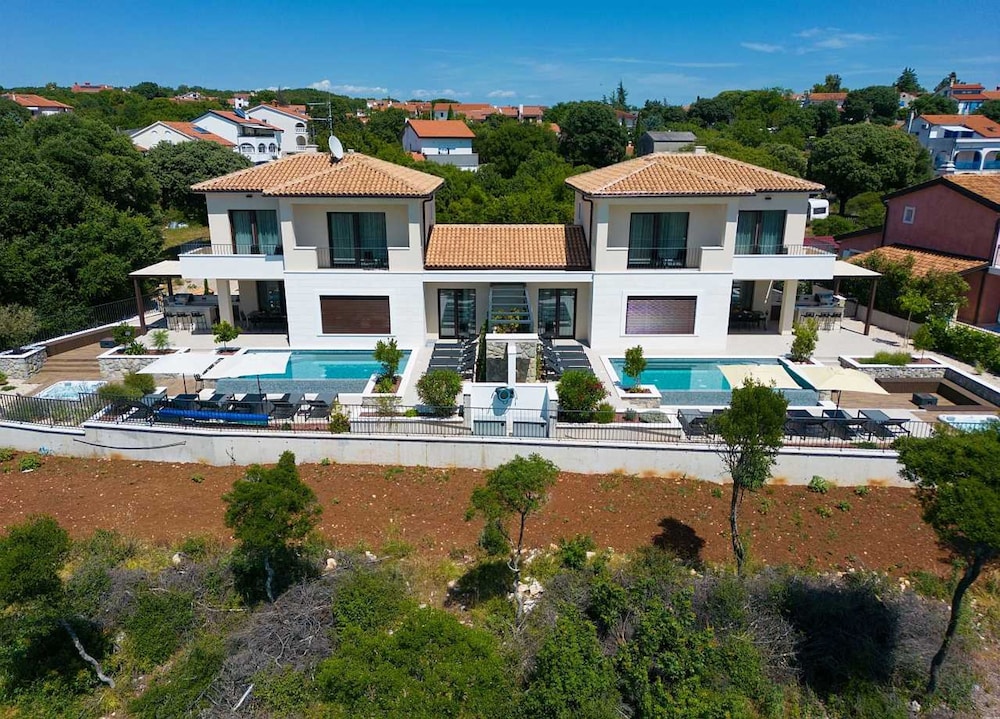 Villa Lord With Heated Pool Jacuzzi and Sauna