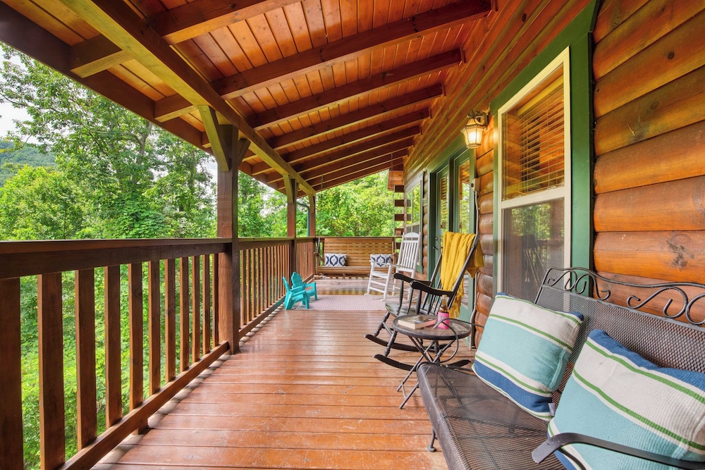 Triple Mountain View by Avantstay: Hot Tub, Game Room & Stunning Smoky Mountain Views