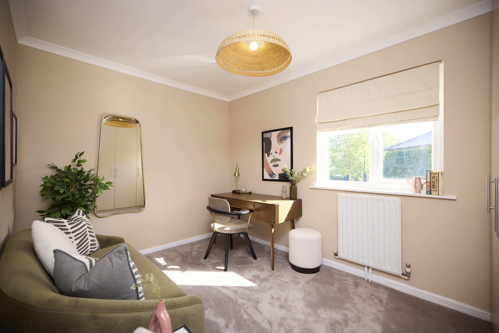 Chiswick Townhouse with Garden & Parking