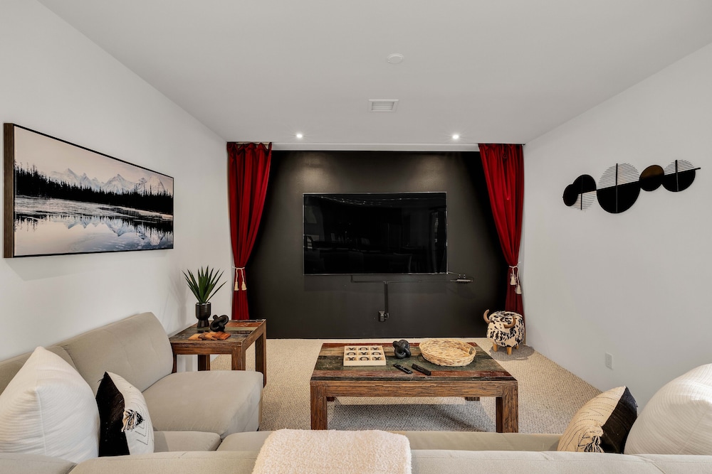 Mid-Century Elegance & Fun in Tahquitz River Estates