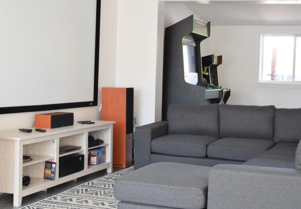 Marina Main - Heated Pool Sauna Games Room Movie Theatre