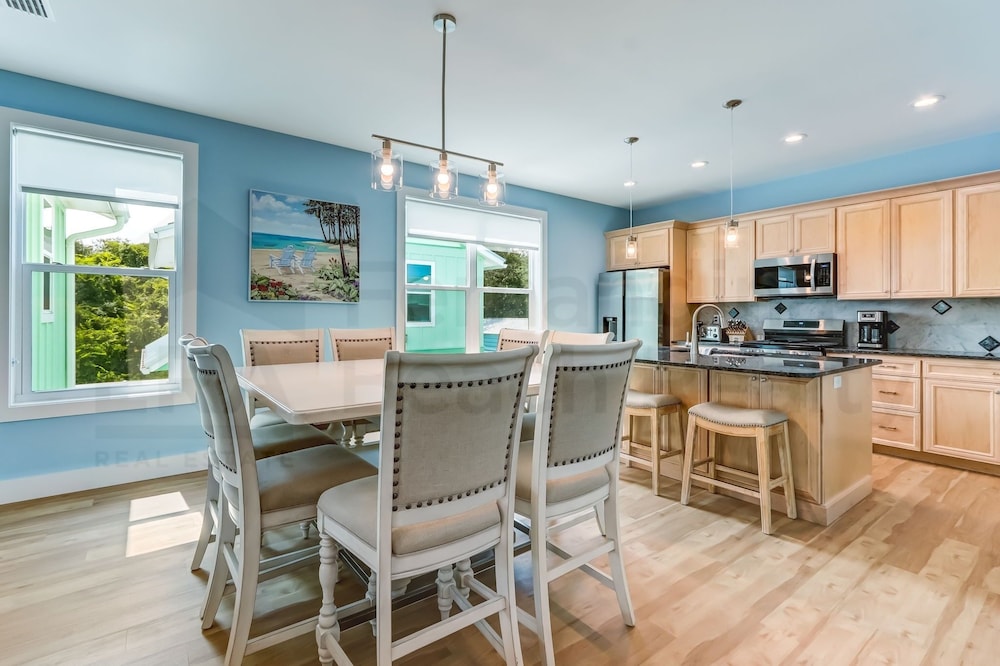 391 South Fletcher 7 Bedroom Home by RedAwning