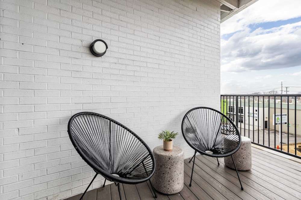 Dual Bachelor Pads w/ Rooftop Lounge & Games Sleeps 26 5 Min to Broadway