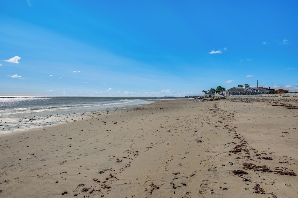 Steps to North Hampton Beach: Cottage w/ Deck!