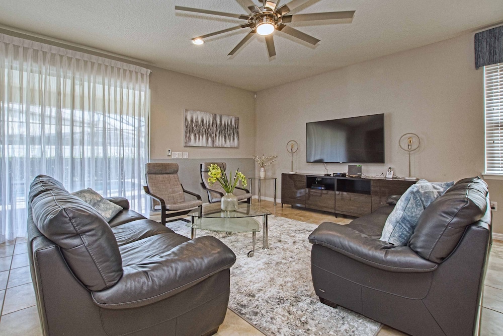 Home 8 Bdrm at Windsor Westside With Top Amenities