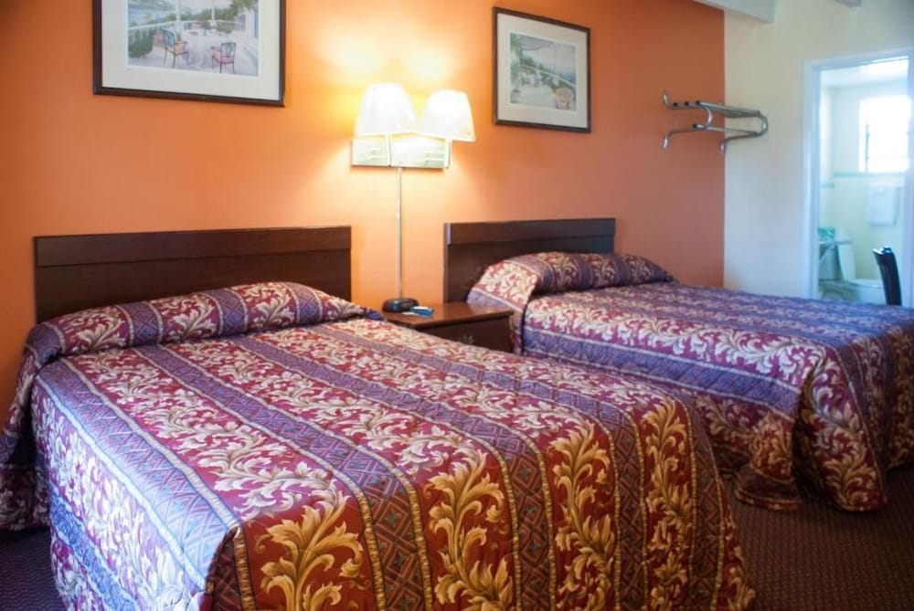 NASSAU HOLIDAY MOTEL