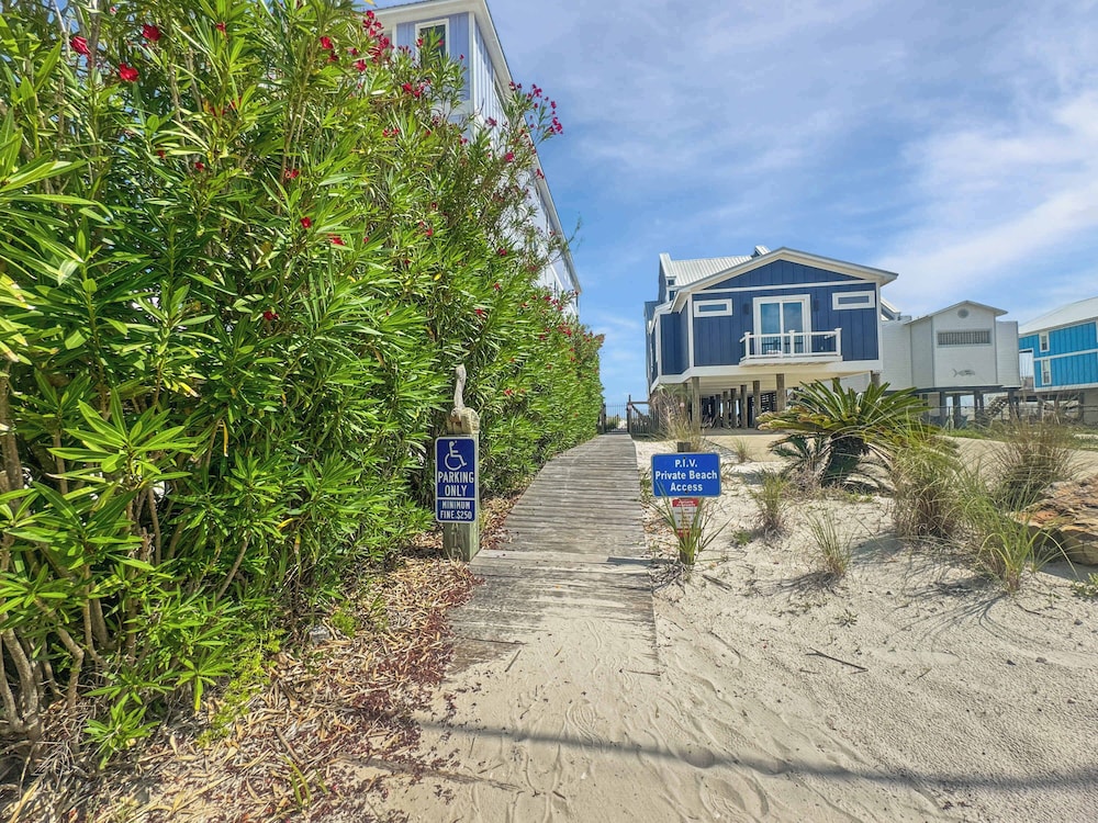 Duplex Beach Home for 6 With Balcony & Resort-style Amenities