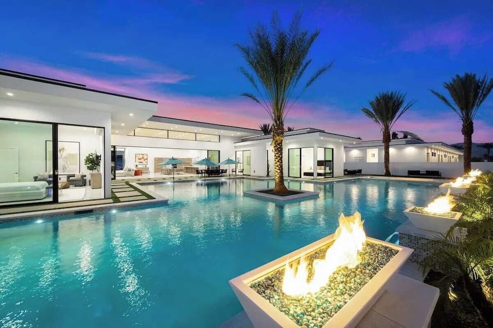 Pool, Hot Tub & Putting Green Minutes From Dining & Golf Bravo Villa #13 by Avantstay