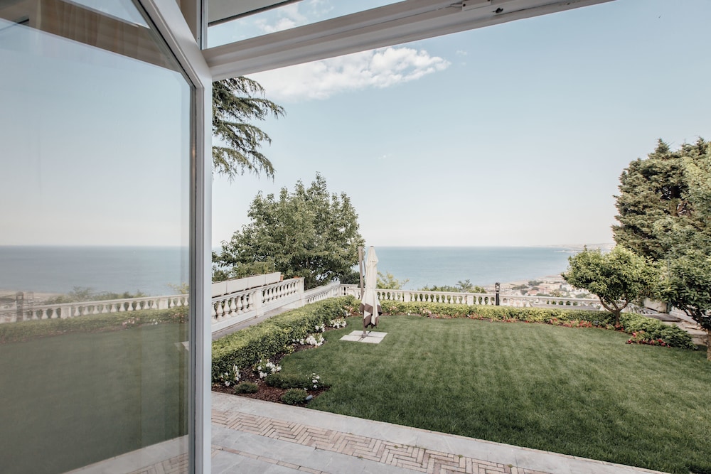 Secret Garden - Suites & Apartments