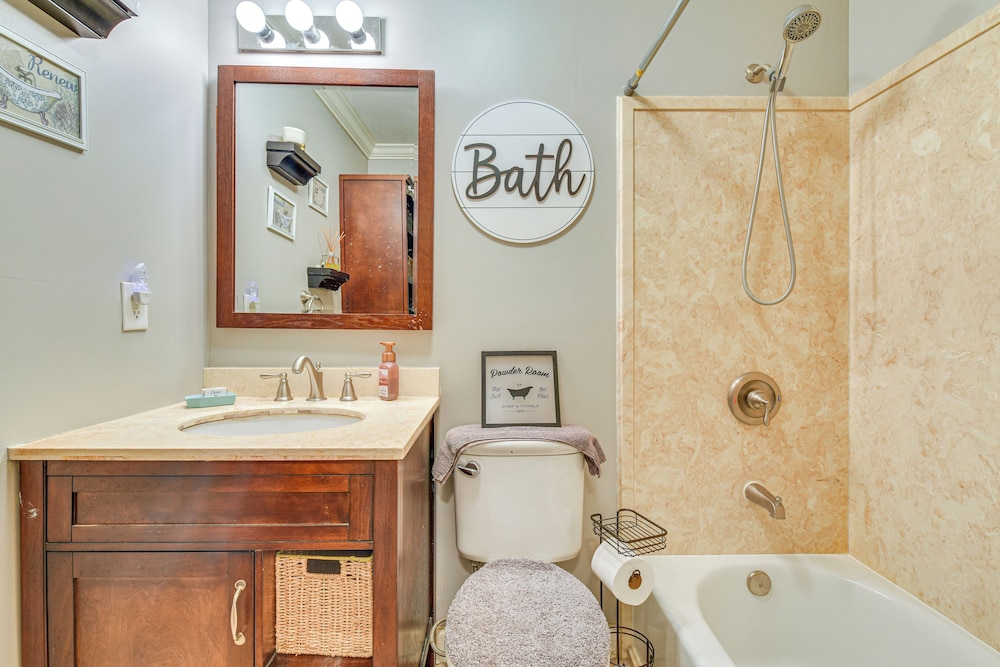Spacious Home w/ Hot Tub in Fort Walton Beach!