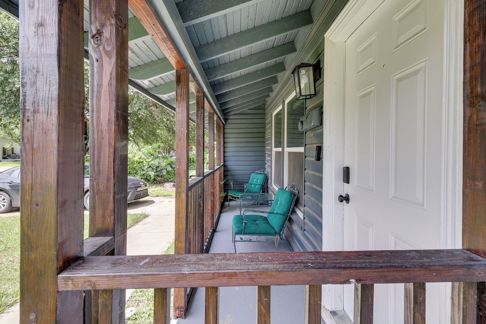 1 Mi to At&t Stadium: Family Home w/ Large Yard!