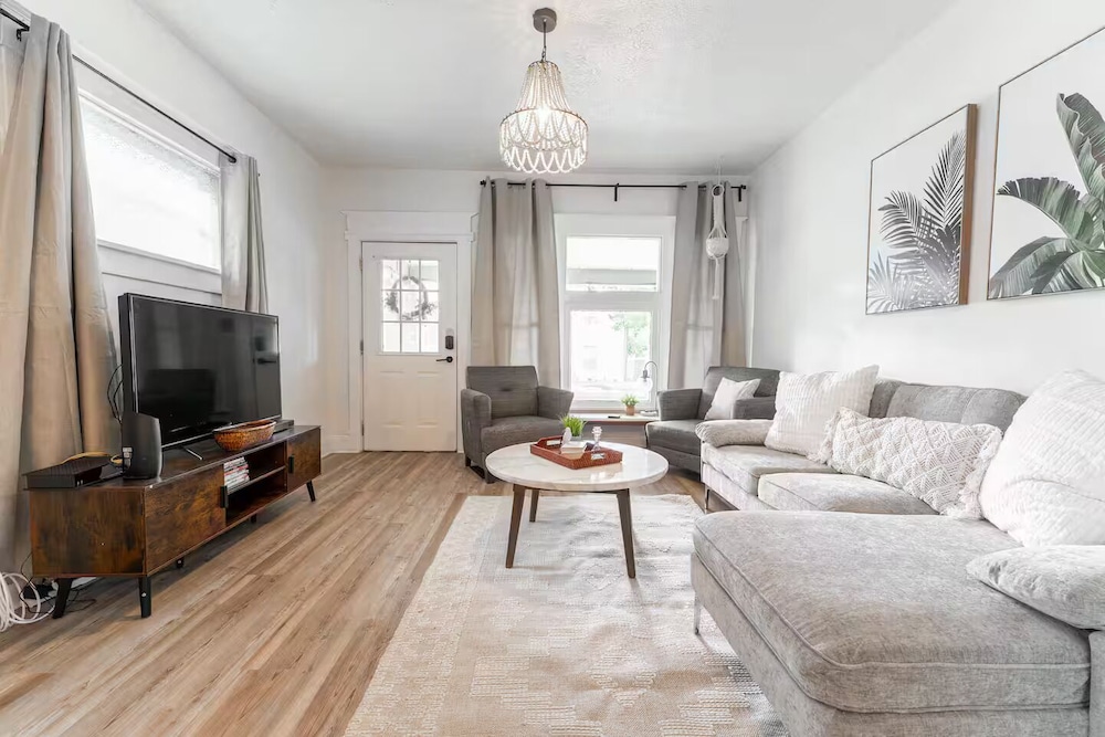 Cozy 3BR Home in Bates-Hendricks