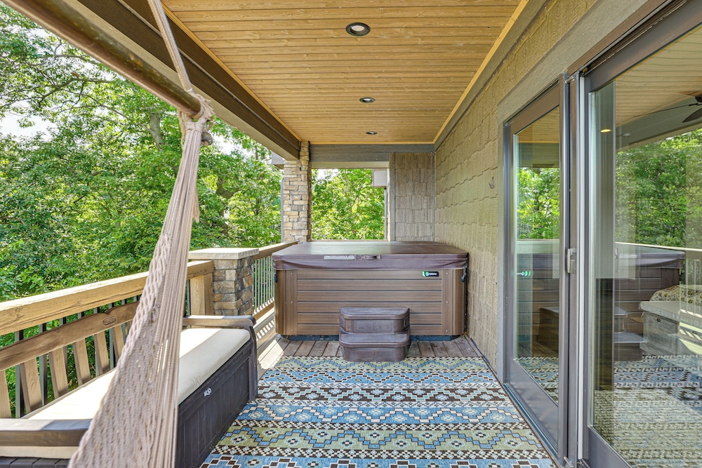 River Views + Wraparound Deck: Dubuque Getaway