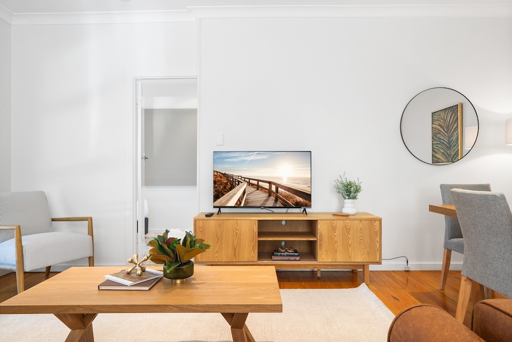 Bright 3-bed With Garden by Banks Street Reserve