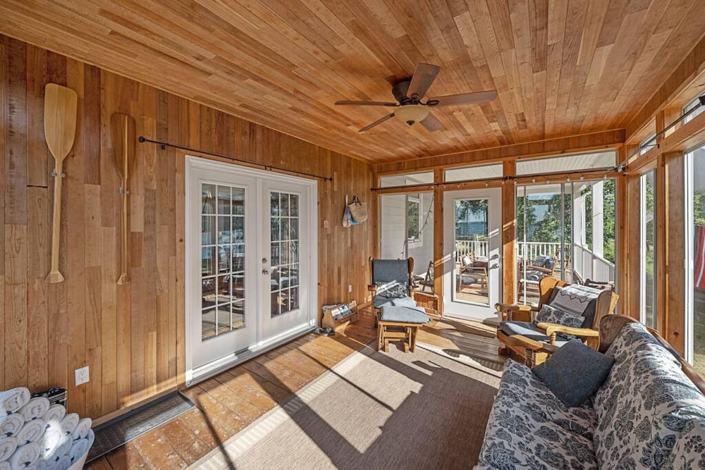 County Lakehouse - The Perfect Spot in PEC