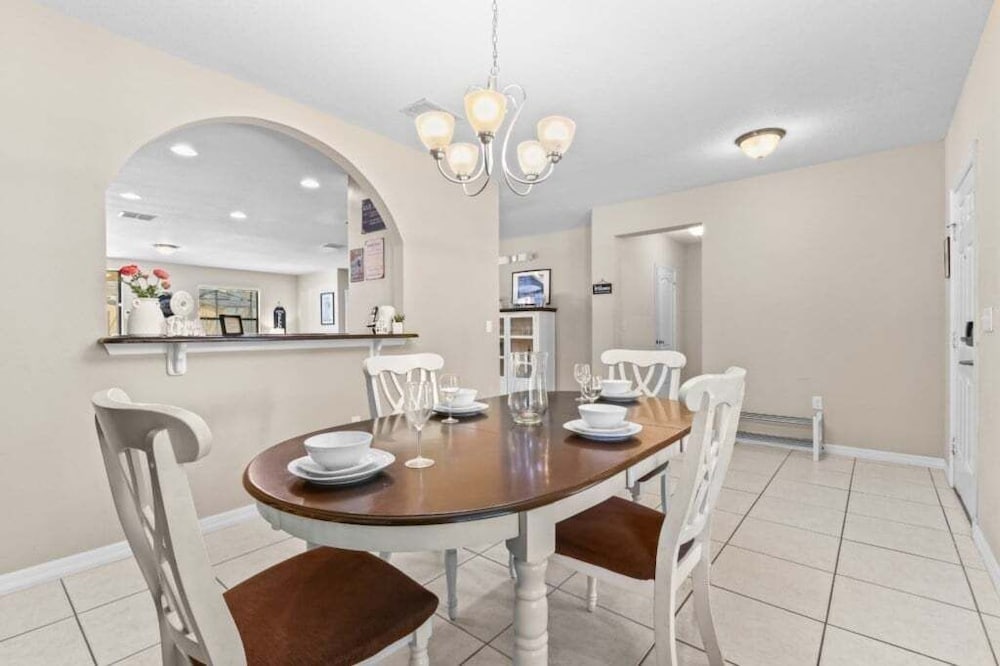 Spacious 6br Villa W/ Private Pool near Disney 6 Bedroom Villa