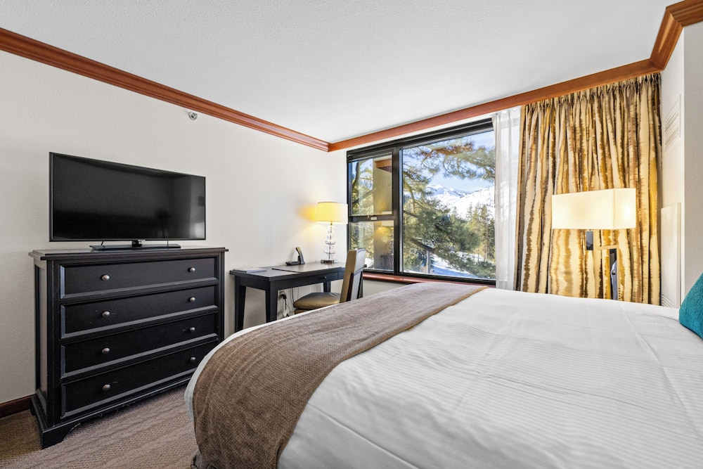 Condo w/ Fireplace & Community Perks