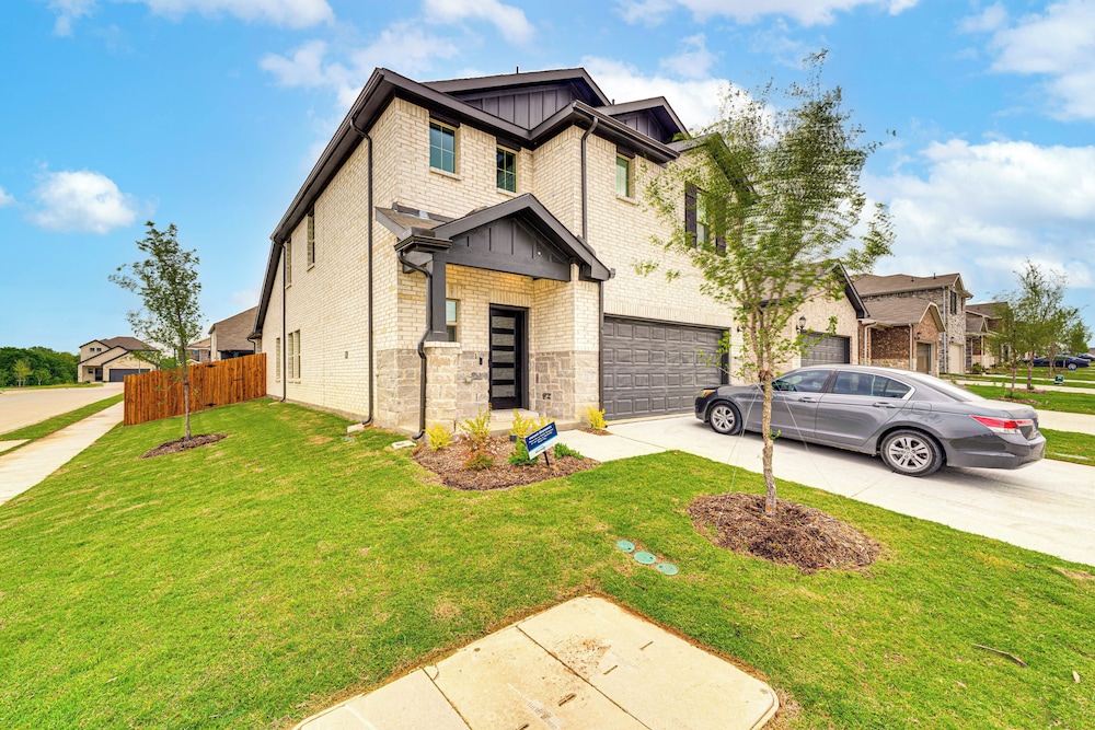 Pool Access: Modern Retreat in Lowry Crossing!