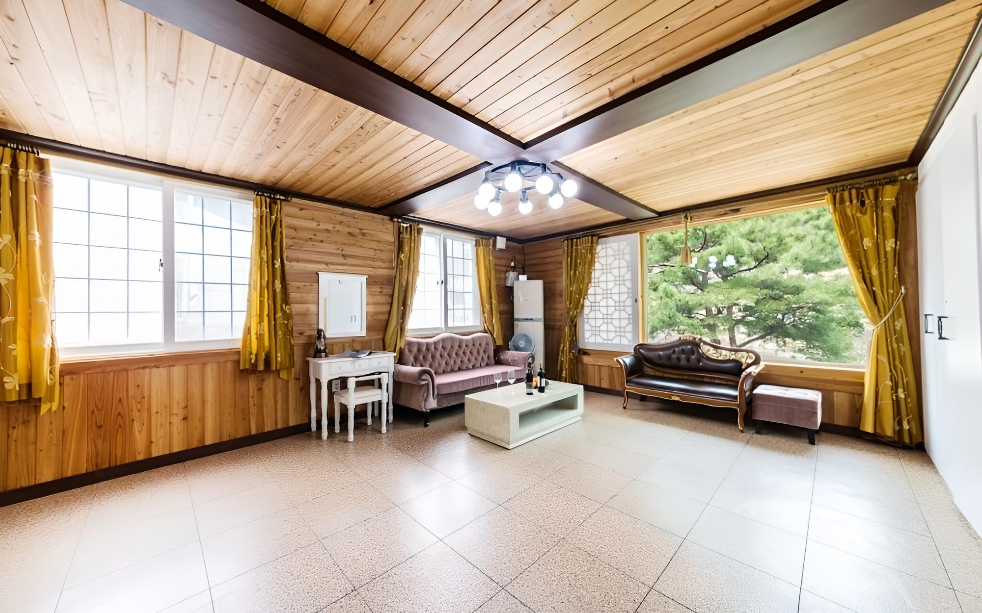 Gapyeong Haengbogi Meomuneunjip House view 5
