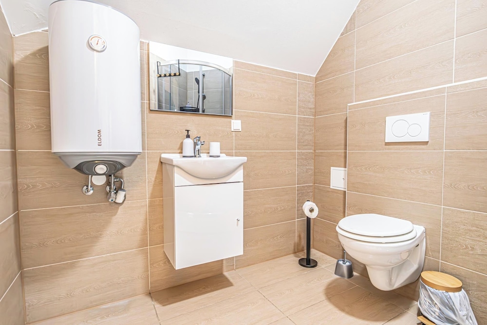 Stunning 12BR Floor For 24 People