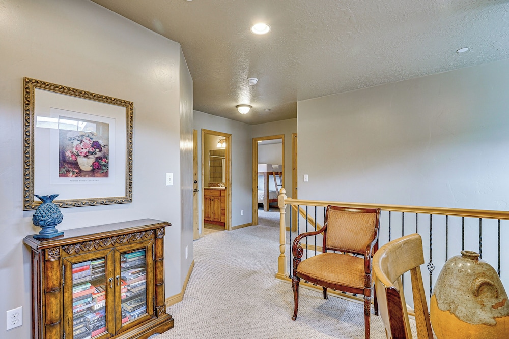 Hot Tub & Mtn-view Deck: Townhome in Eden