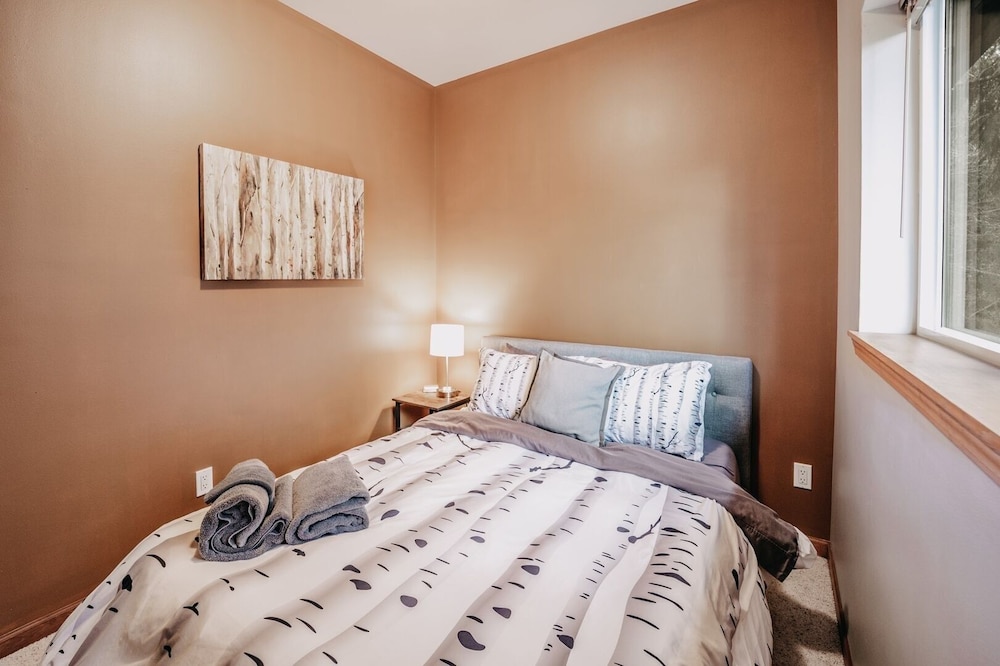 20gs - Wifi - F/p - W/d - Sleeps 6 3 Bedroom Home by RedAwning view 5