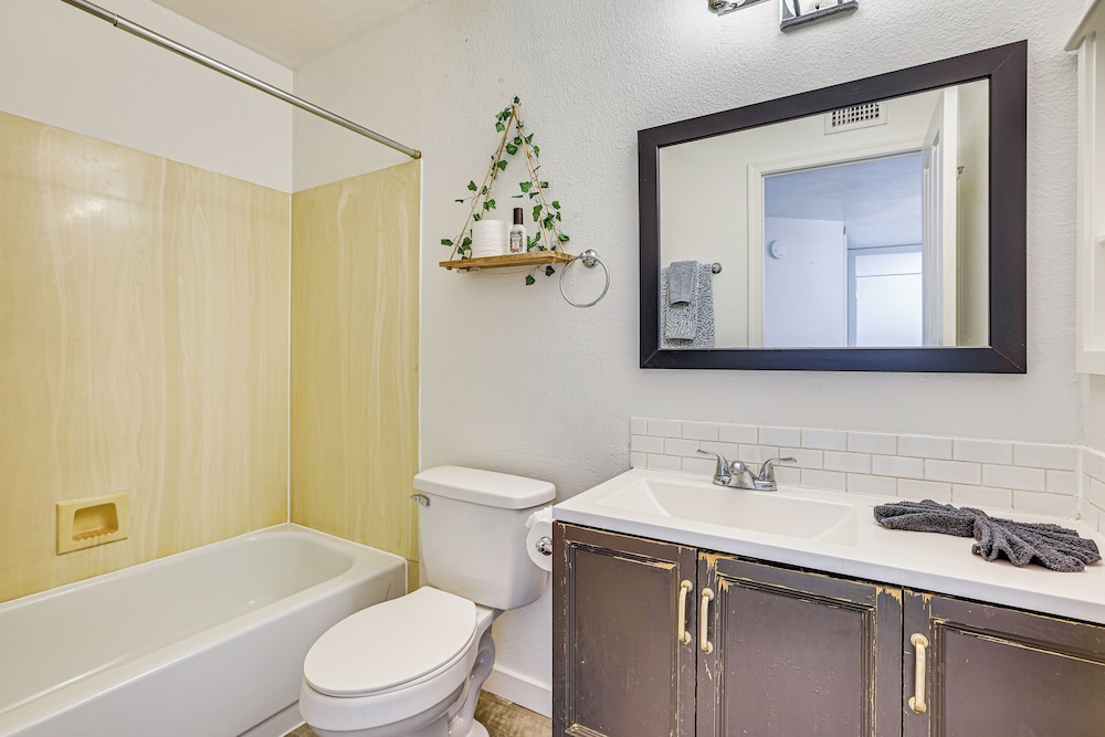 Welcoming Retreat w/ Pool & Patio in Peoria!