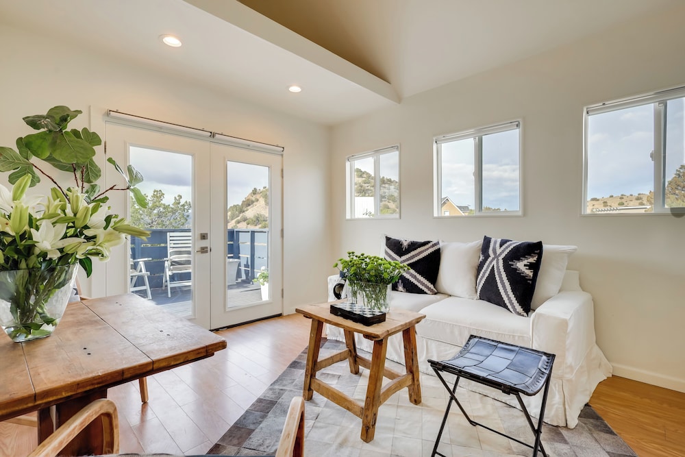 Dog-friendly Home w/ Fenced Yard in Los Cerrillos