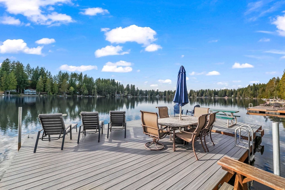 Lakefront Luxury Hot Tub Dock Retreat