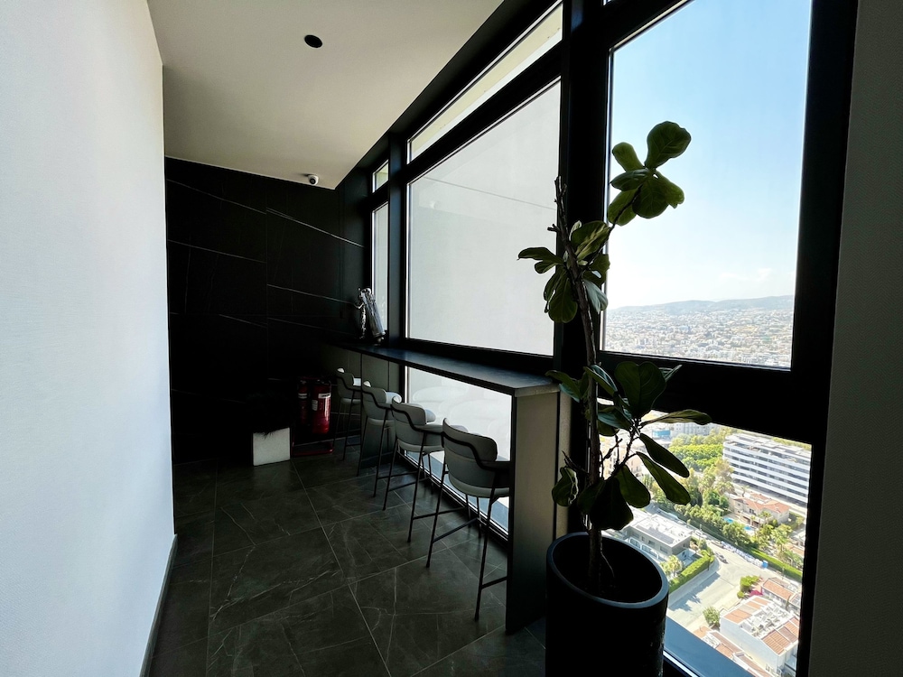 128 LIM - 2106 Stay Only Tower Suite