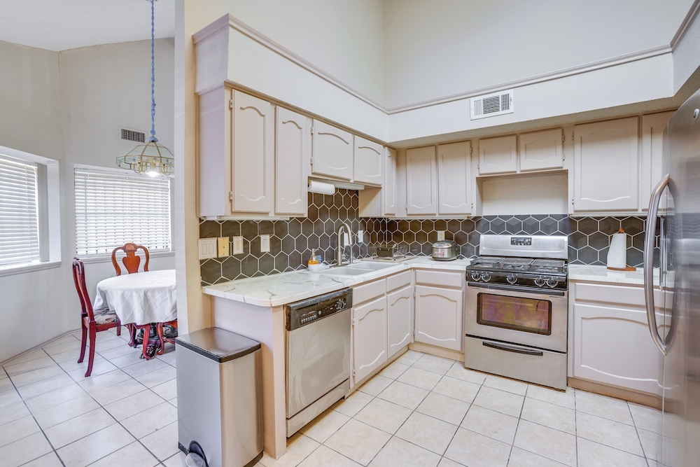 2 Mi to Houston Funplex: Home w/ Private Yard!