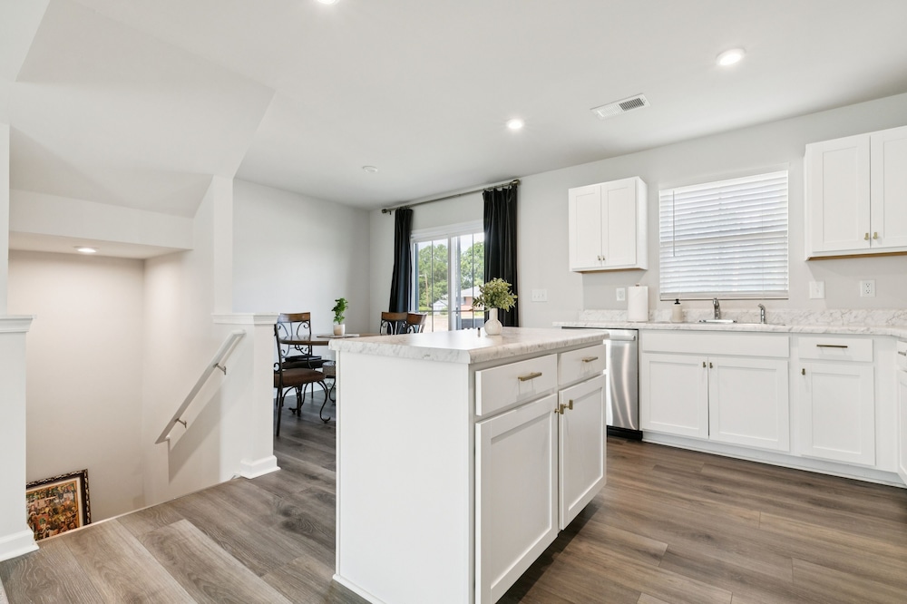 Modern Downtown Retreat Near Swamp Rabbit Trail 4 Bedroom Townhouse