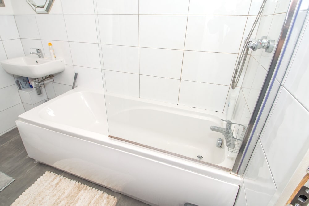 New Apartment - Sleeps 4 - Parking - City Centre