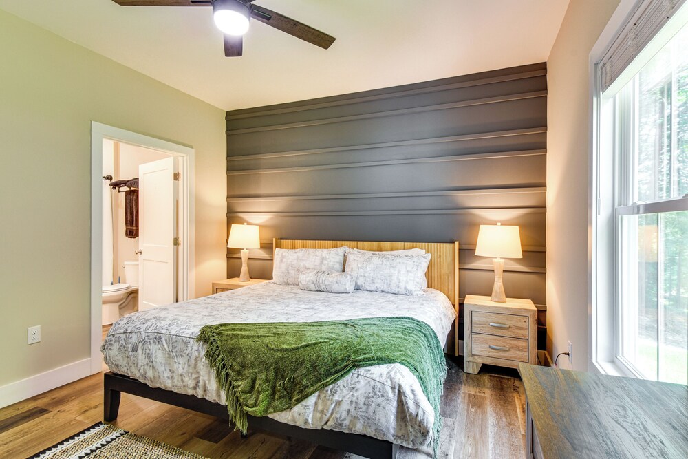 1 Mi to Lake Hartwell: Updated Retreat w/ Patio!