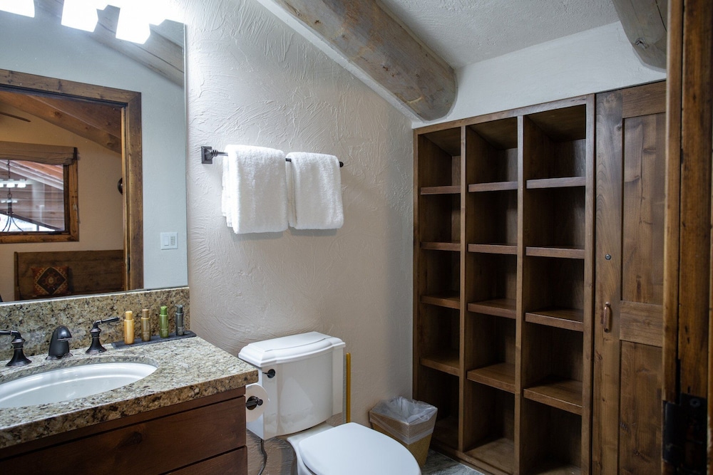 Pine Inn at Trail's End Lodge - Two Bedroom Residence with Spa #8 2 Condo