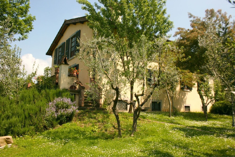 Private Villa with AC, private pool, WIFI, TV, terrace, pets allowed, parking, close to Arezzo