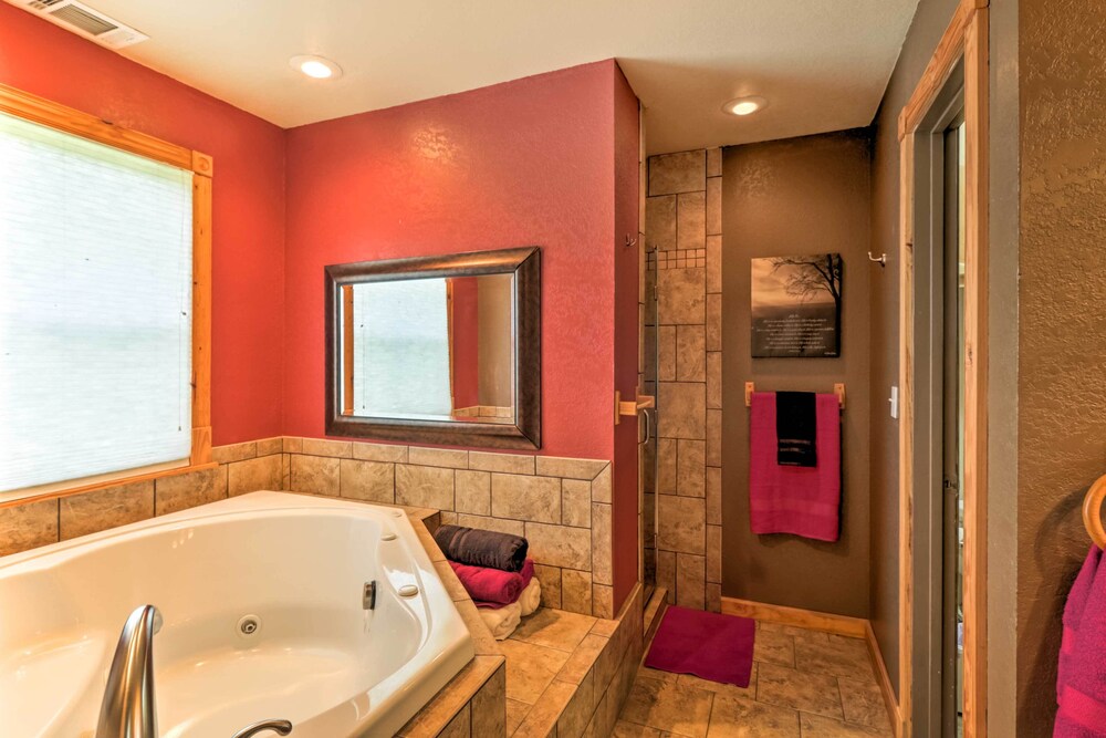 Rustic Lamar Cabin w/ Deck  Private Hot Tub - Property Image 35