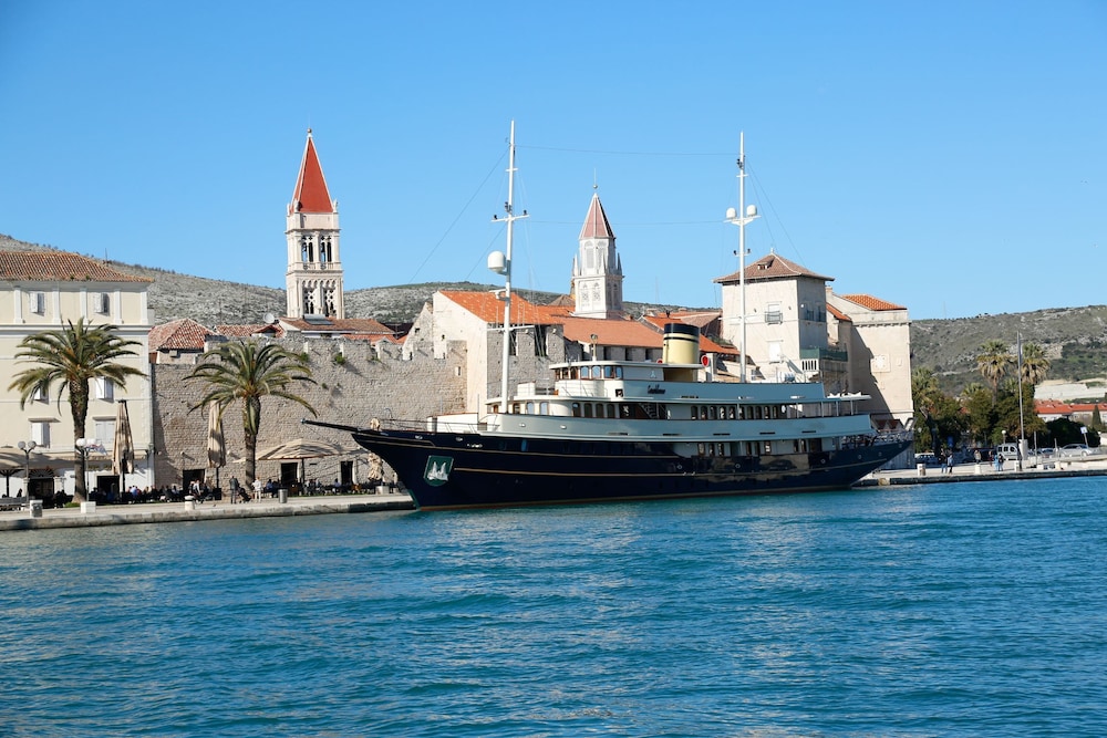 Trogir Stylish Apartment With Balcony and Sea View