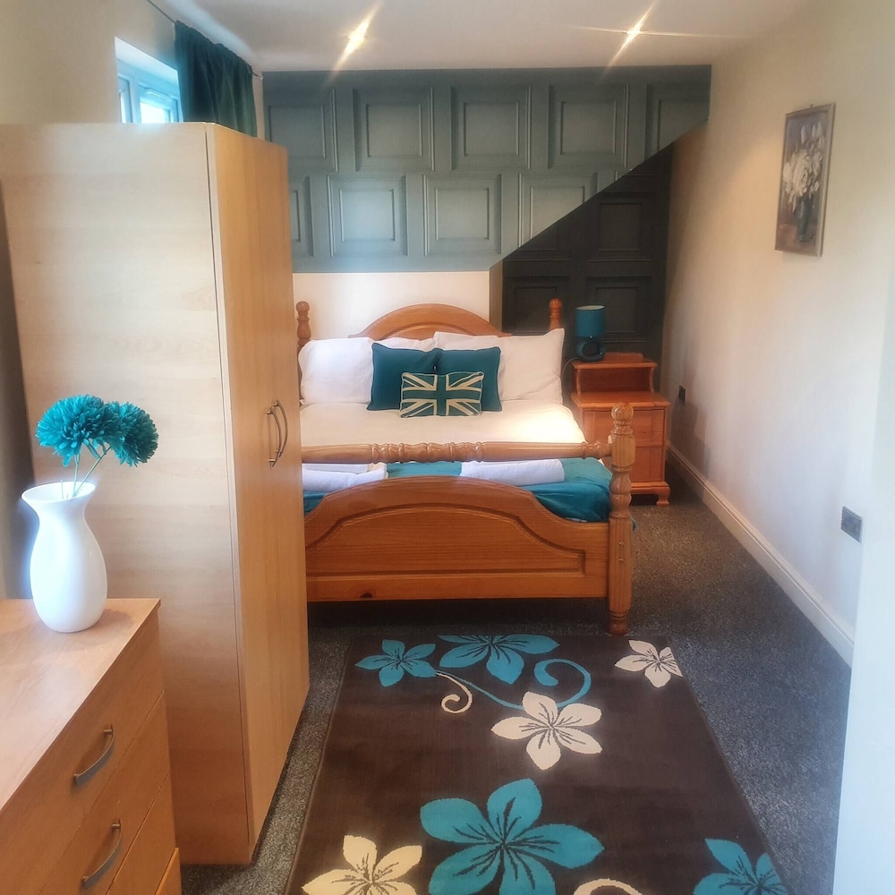 Pretty 4 Double Bedroom Home With 3 Bathrooms view 3