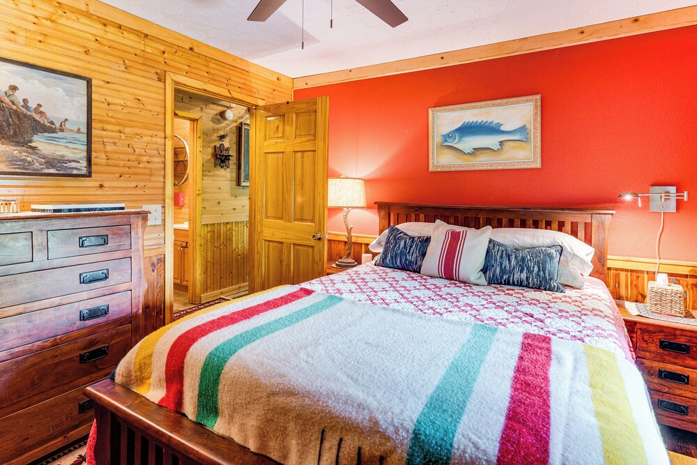 Screened Porch, Deck + Mtn Views: Andrews Retreat!