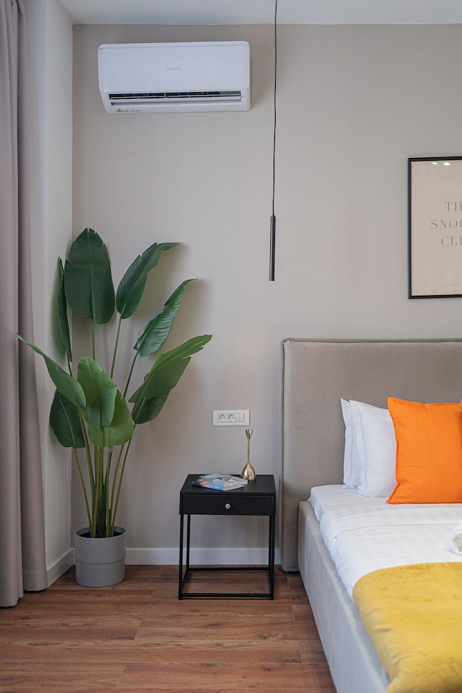 Playful & Trendy 2BR on Regina Elisabeta, Steps to Cismigiu Gardens | Bathtub & Boulevard Views