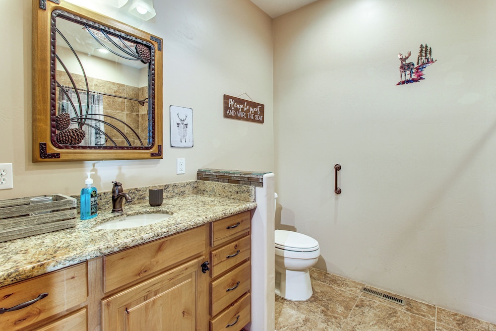 Close to Fool Hollow Lake! Show Low Cabin Getaway